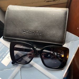 Chanel sunglasses. I don’t wear them & they are in good shape. originally 600$